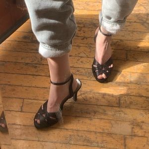 Black pumps. Size 6!